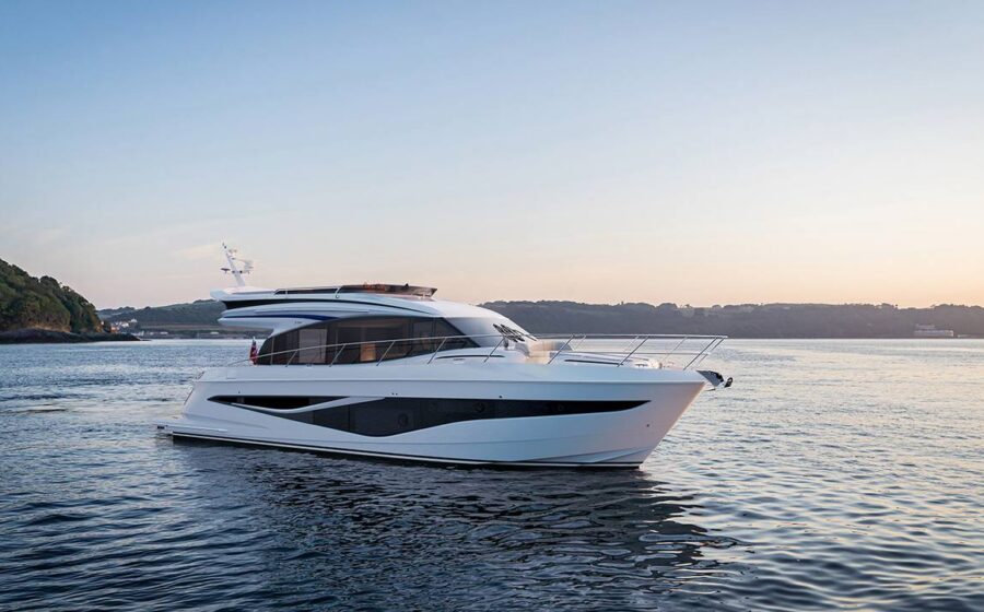 Princess F58 all’ancora in luce serale