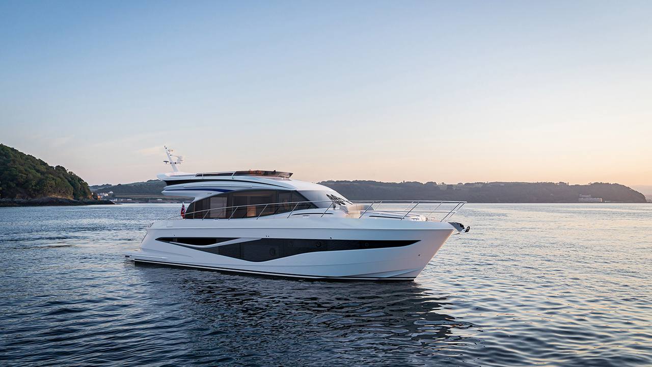 Princess F58 all’ancora in luce serale
