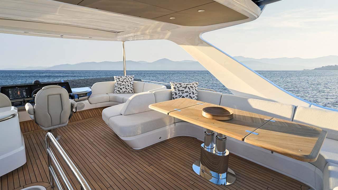 Plancia e area pranzo del flybridge della Princess F58