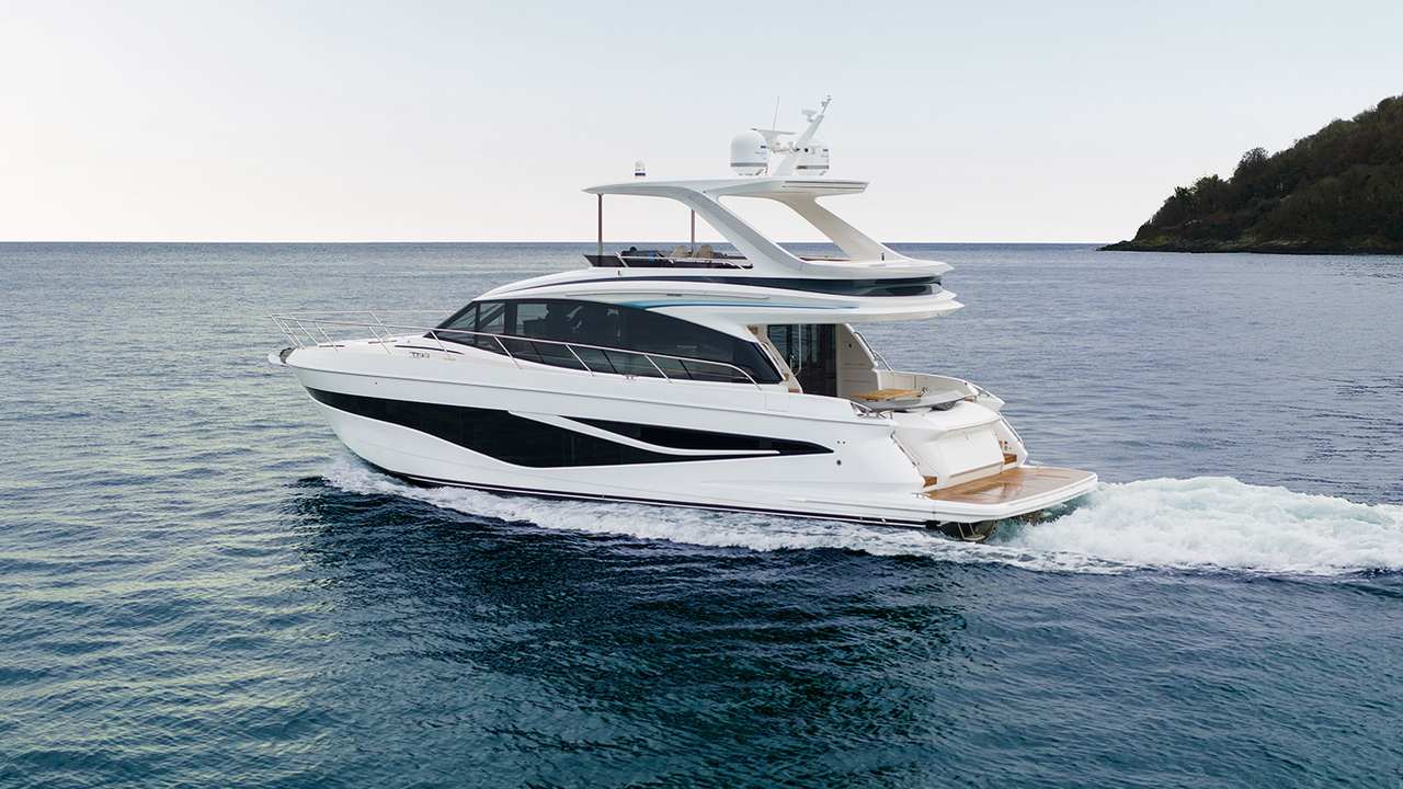 Princess F58 in navigazione vista di poppa