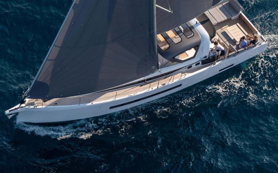 Jeanneau Yachts 55: la cabina armatoriale ridisegna il cruiser di 17 metri — fotografia 1