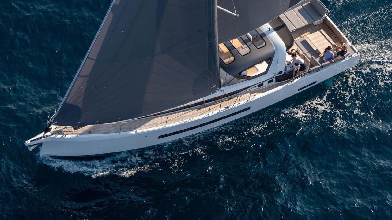 Jeanneau Yachts 55: la cabina armatoriale ridisegna il cruiser di 17 metri — fotografia 1