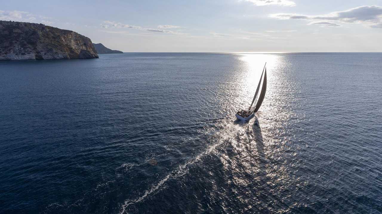 Jeanneau Yachts 55: la cabina armatoriale ridisegna il cruiser di 17 metri — fotografia 5