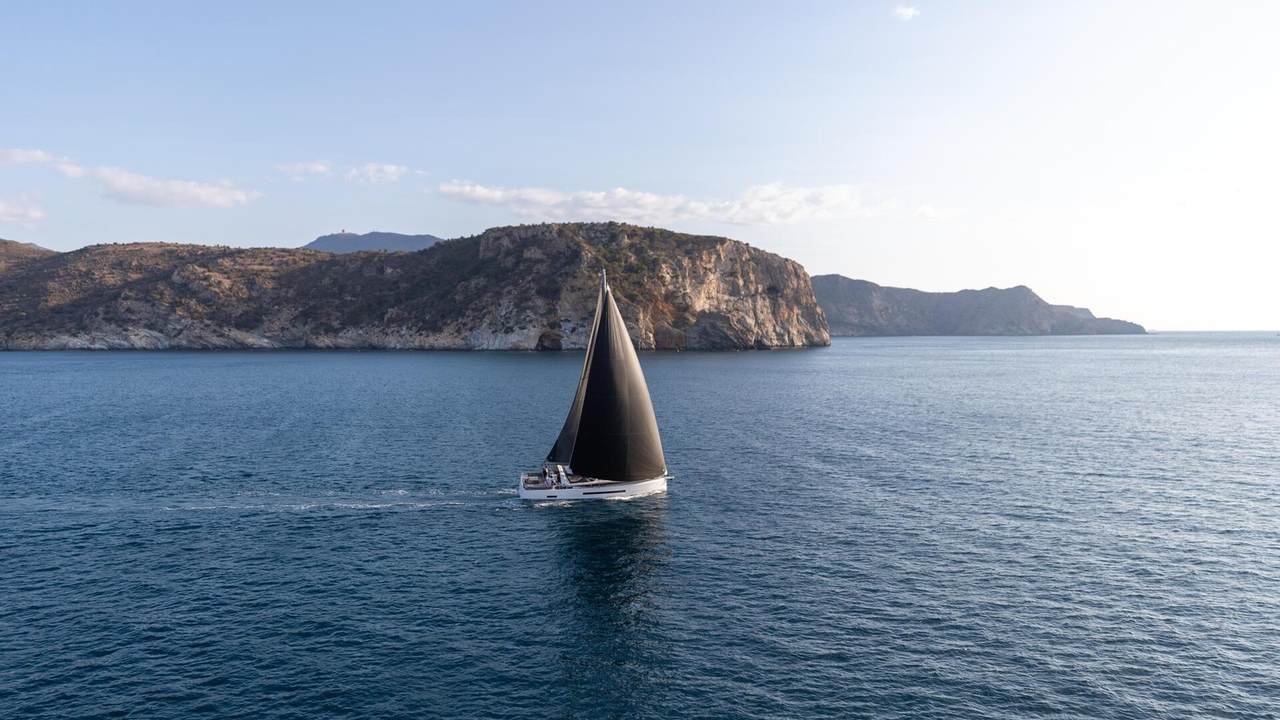 Jeanneau Yachts 55: la cabina armatoriale ridisegna il cruiser di 17 metri — fotografia 6