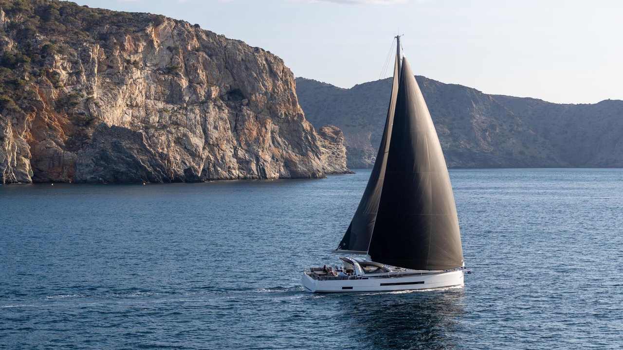 Jeanneau Yachts 55: la cabina armatoriale ridisegna il cruiser di 17 metri — fotografia 7