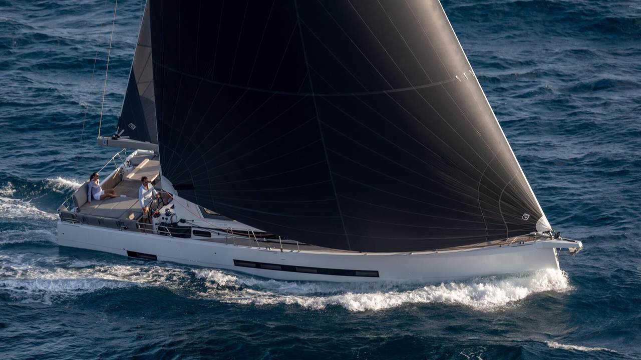 Jeanneau Yachts 55: la cabina armatoriale ridisegna il cruiser di 17 metri — fotografia 9