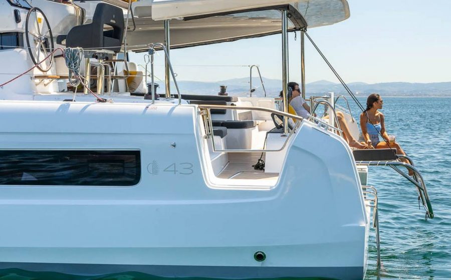 Lagoon 43: il catamarano da 13,85 metri con accessi poppieri ripensati — fotografia 1