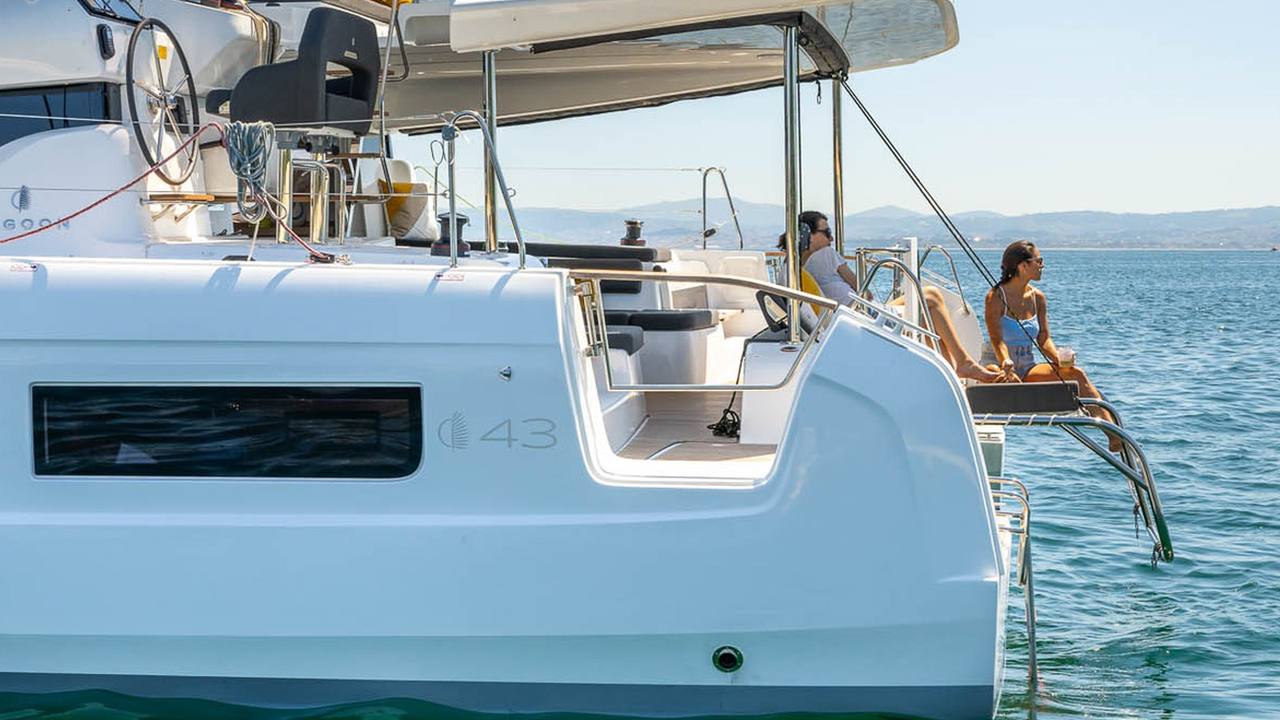 Lagoon 43: il catamarano da 13,85 metri con accessi poppieri ripensati — fotografia 1