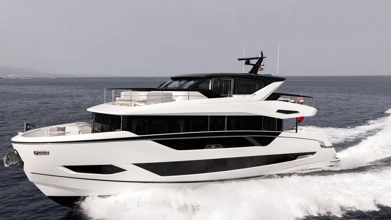 Sunseeker 82 Ocean Enclosed: 900 miglia e volumi da superyacht in 25 metri — fotografia 1