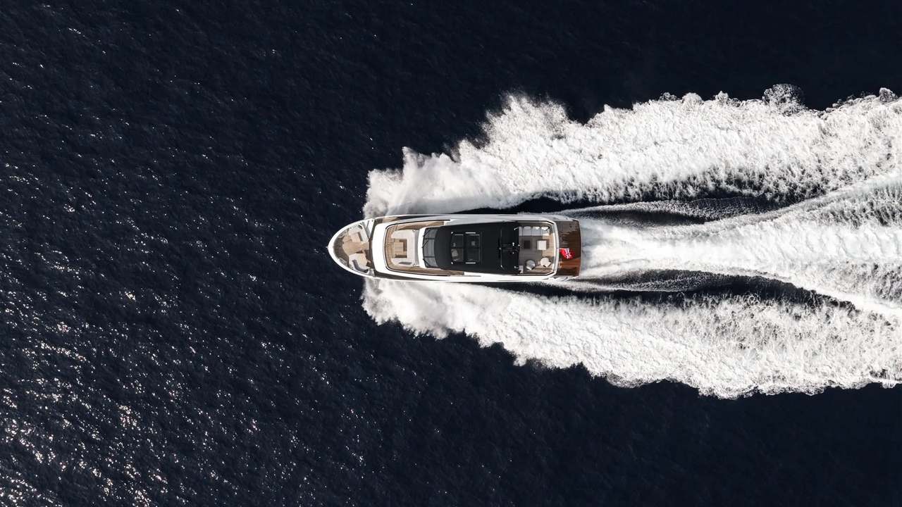 Sunseeker 82 Ocean Enclosed: 900 miglia e volumi da superyacht in 25 metri — fotografia 7