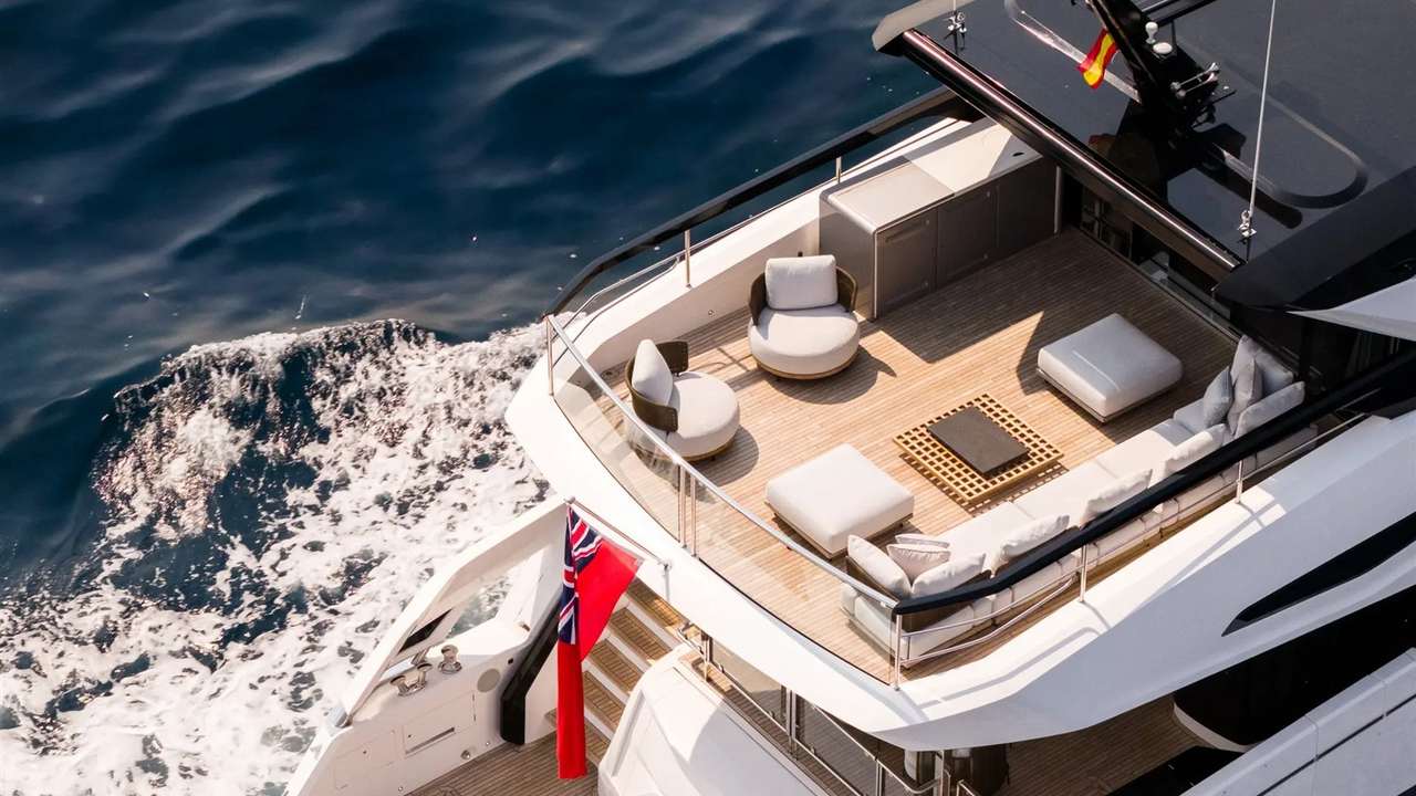 Sunseeker 82 Ocean Enclosed: 900 miglia e volumi da superyacht in 25 metri — fotografia 10