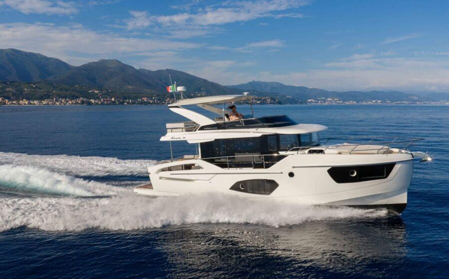 Absolute Navetta 50 in navigazione vista laterale