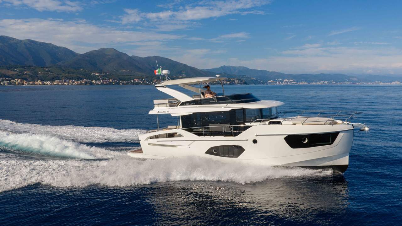 Absolute Navetta 50 in navigazione vista laterale