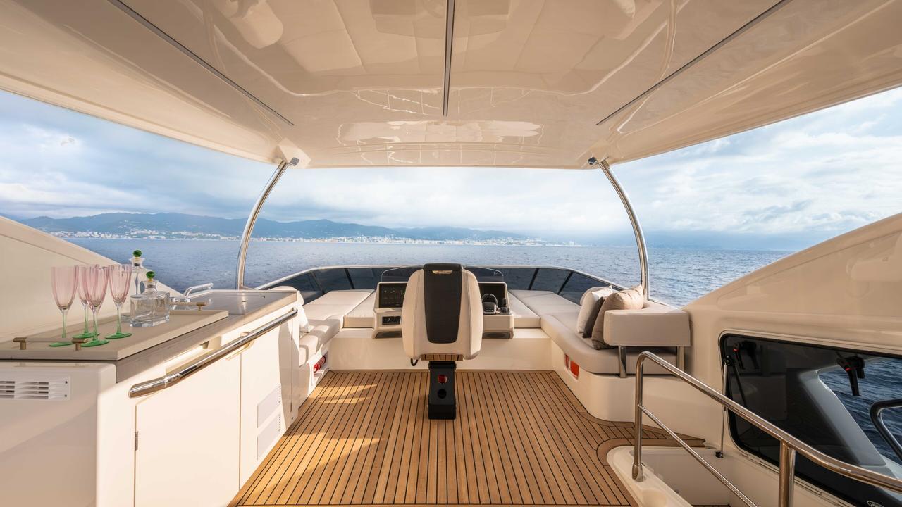 Zona conviviale del flybridge dell’Absolute Navetta 50
