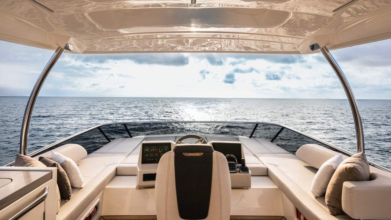Postazione di governo sul flybridge dell’Absolute Navetta 50