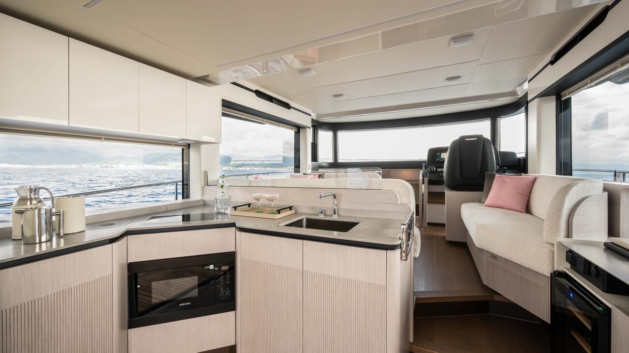 Cucina a poppa dell’Absolute Navetta 50