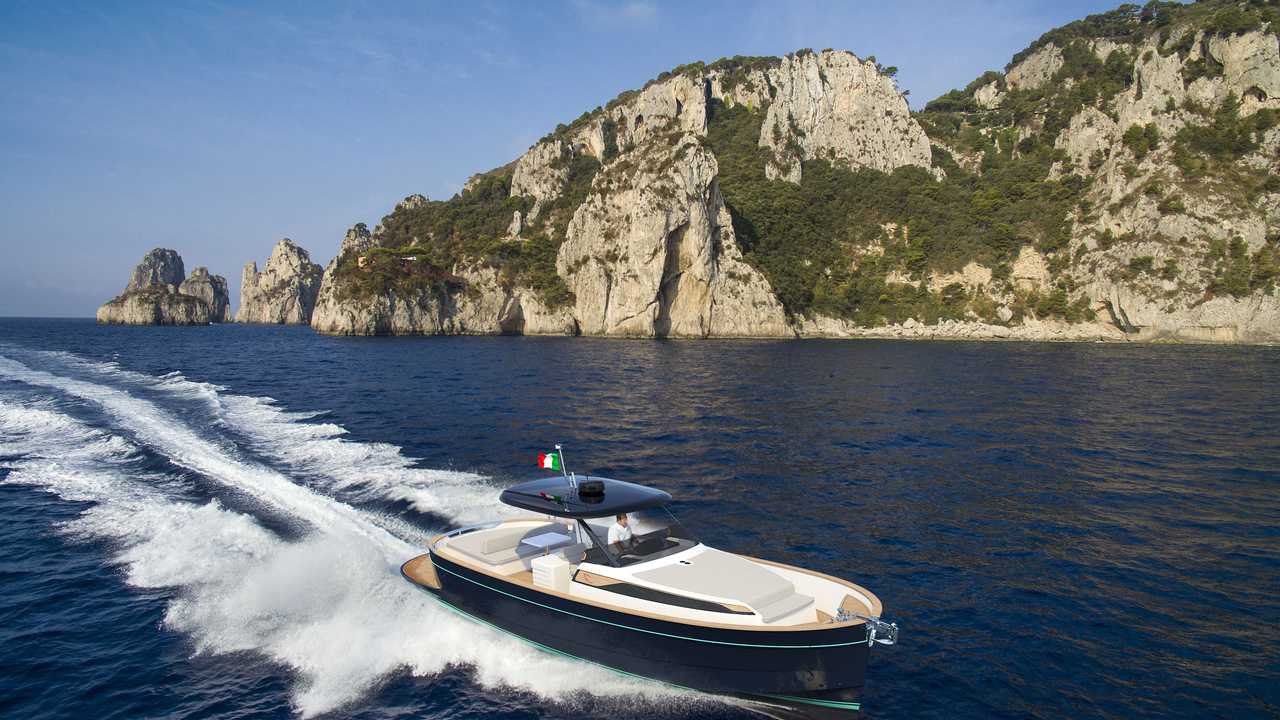 Apreamare Gozzo 35 in navigazione visto dall’alto