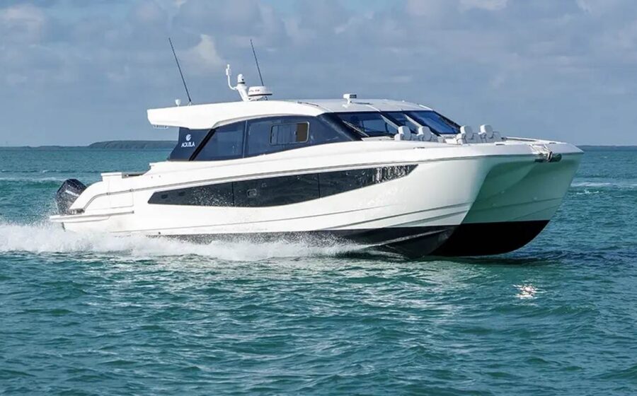 Aquila 42 Coupe in navigazione visto al traverso