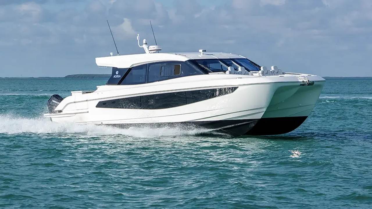 Aquila 42 Coupe in navigazione visto al traverso