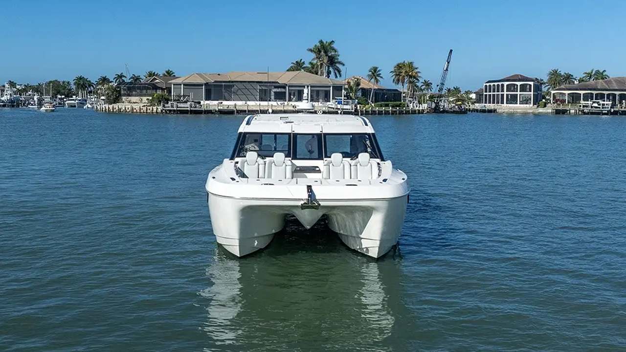 Aquila 42 Coupe visto frontalmente