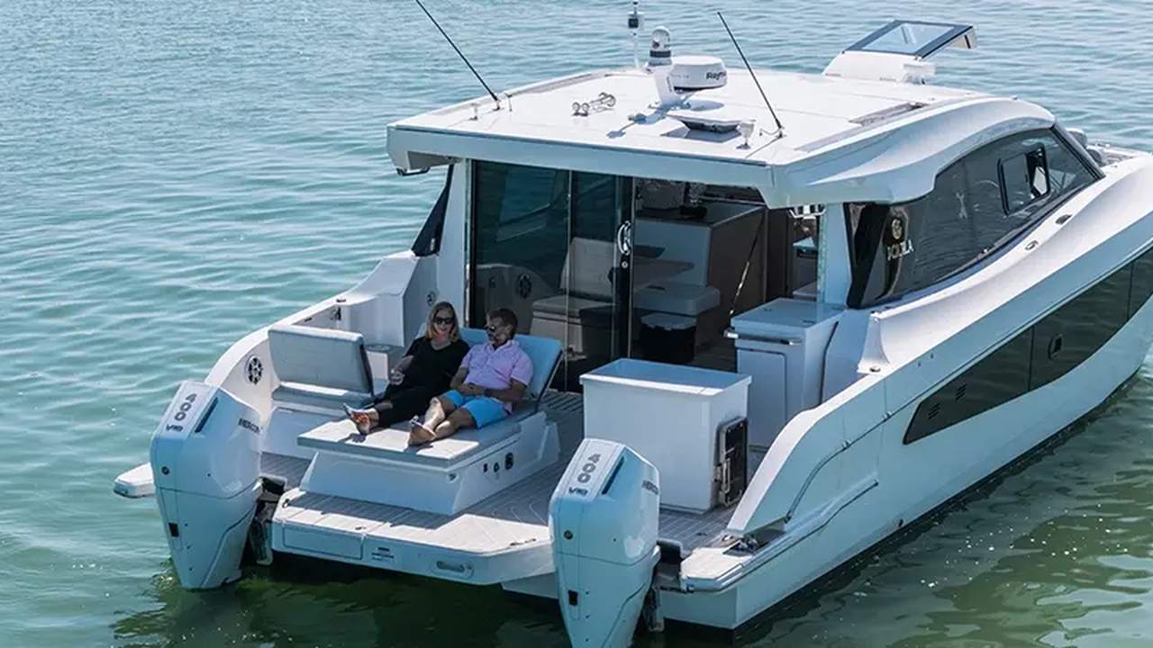 Pozzetto poppiero e fuoribordo dell'Aquila 42 Coupe