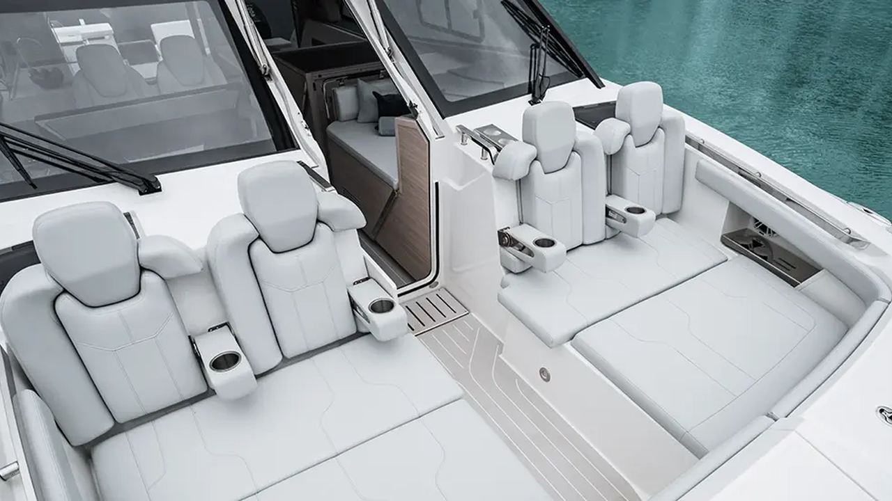 Sedute di prua dell'Aquila 42 Coupe