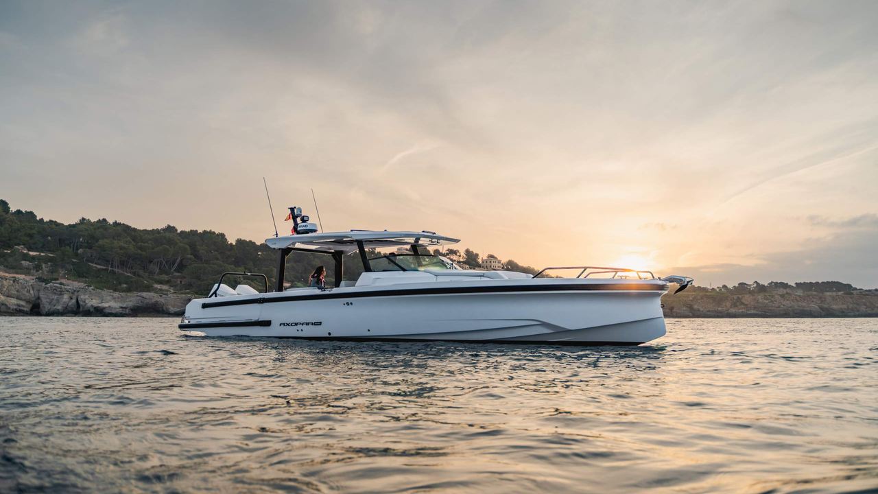 Axopar 38 Sun Top in navigazione al tramonto