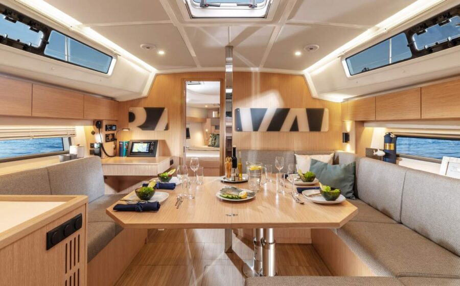 Quadrato del BAVARIA C42 con tavolo centrale