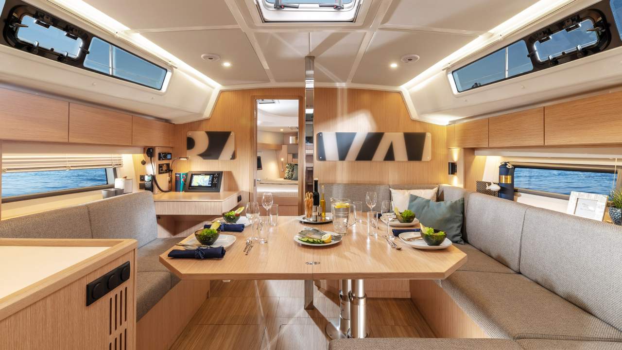 Quadrato del BAVARIA C42 con tavolo centrale