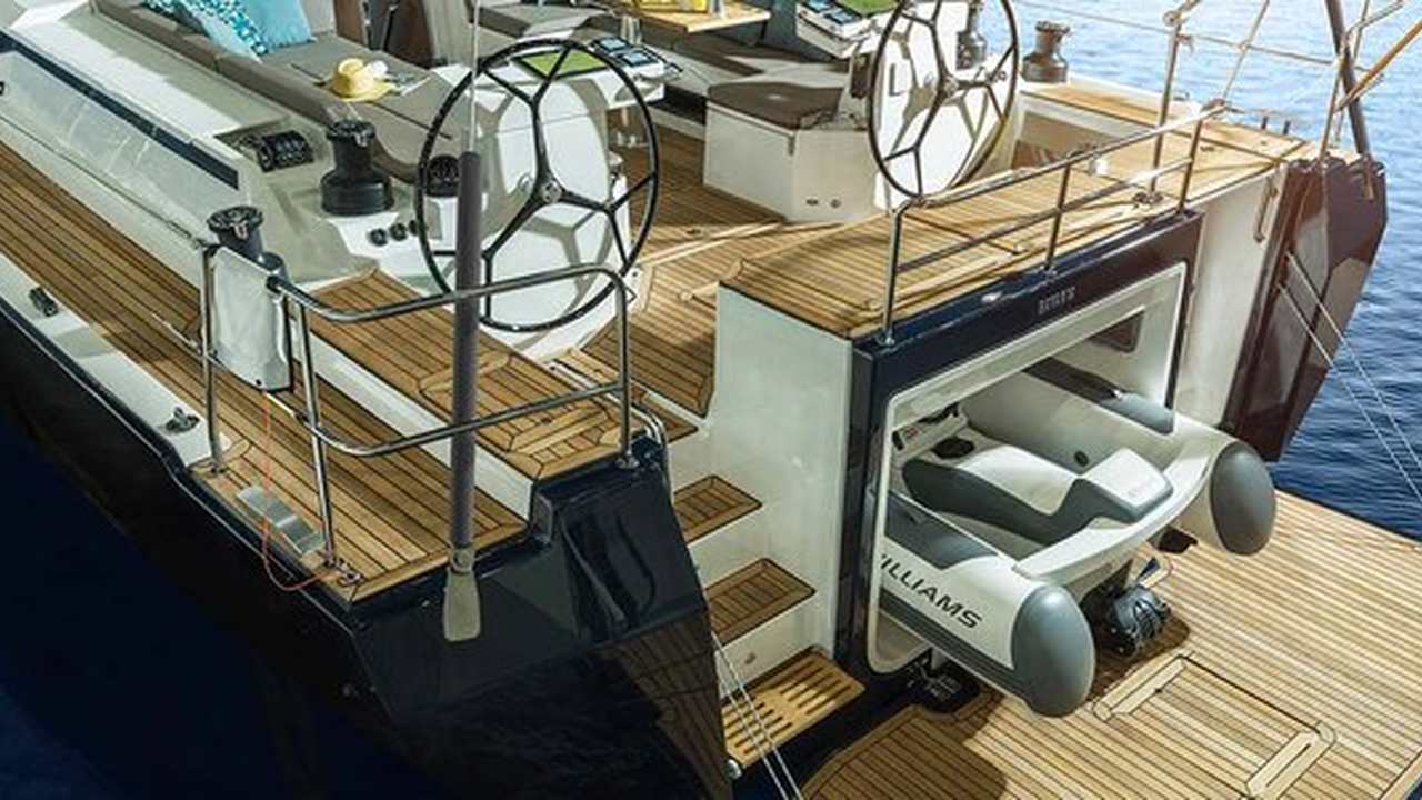 Piattaforma di poppa e tender del BAVARIA C57