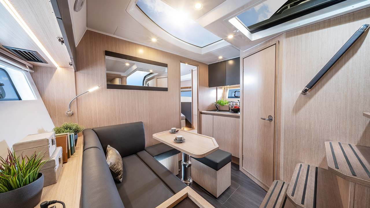 Salone del BAVARIA SR38 visto verso poppa