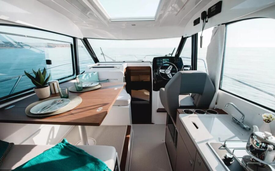 Salone e cucina del Beneteau Antares 9