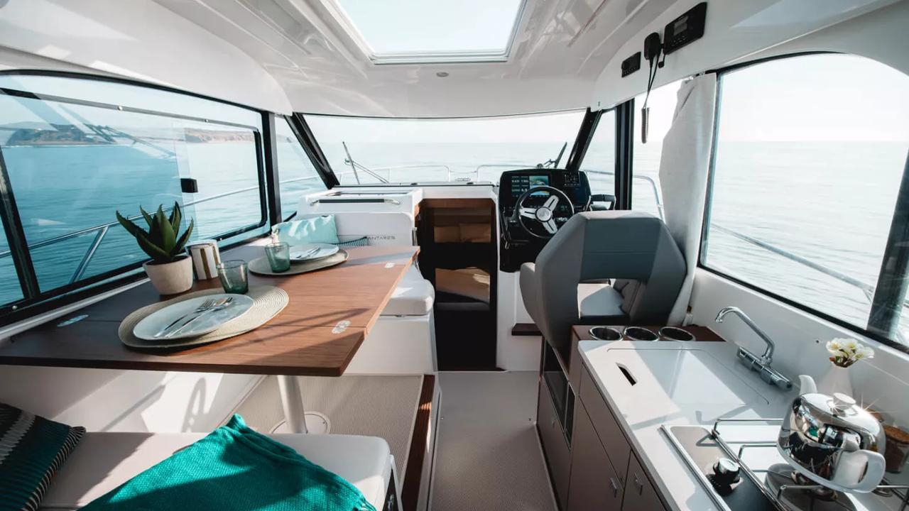 Salone e cucina del Beneteau Antares 9