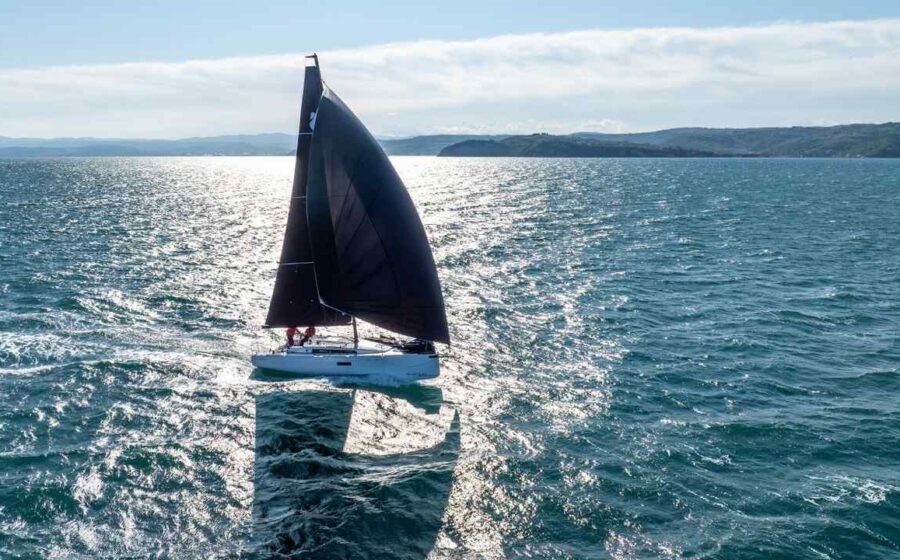 Beneteau First 36 SE a vela visto dall’alto