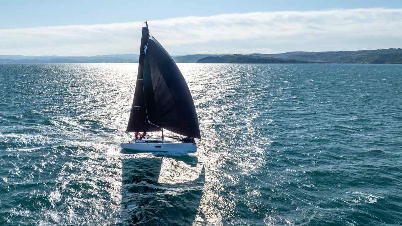 Beneteau First 36 SE a vela visto dall’alto