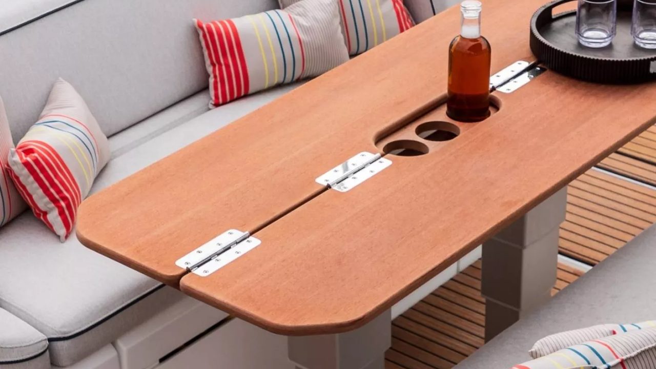 Beneteau Gran Turismo 35 transformable table