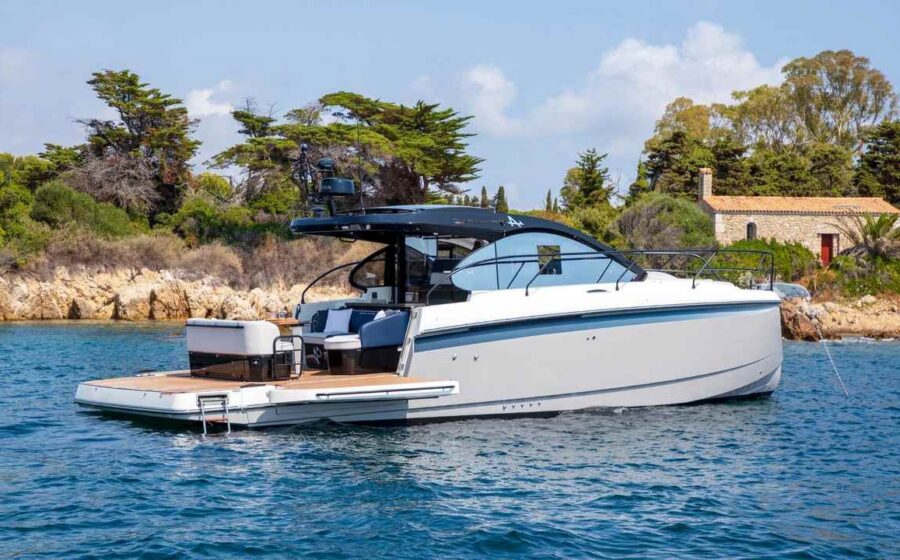 Beneteau Gran Turismo 40 ormeggiato visto da poppa