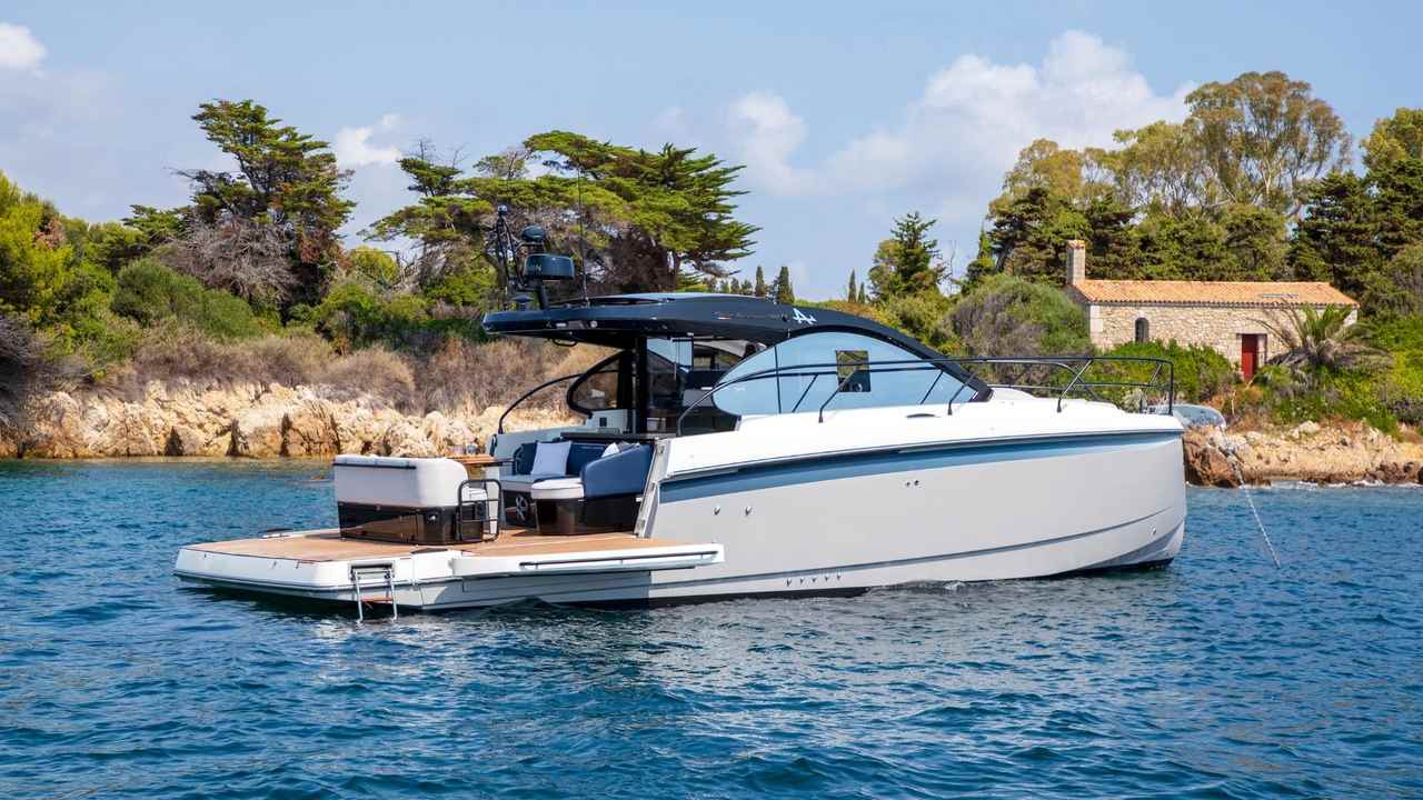 Beneteau Gran Turismo 40 ormeggiato visto da poppa
