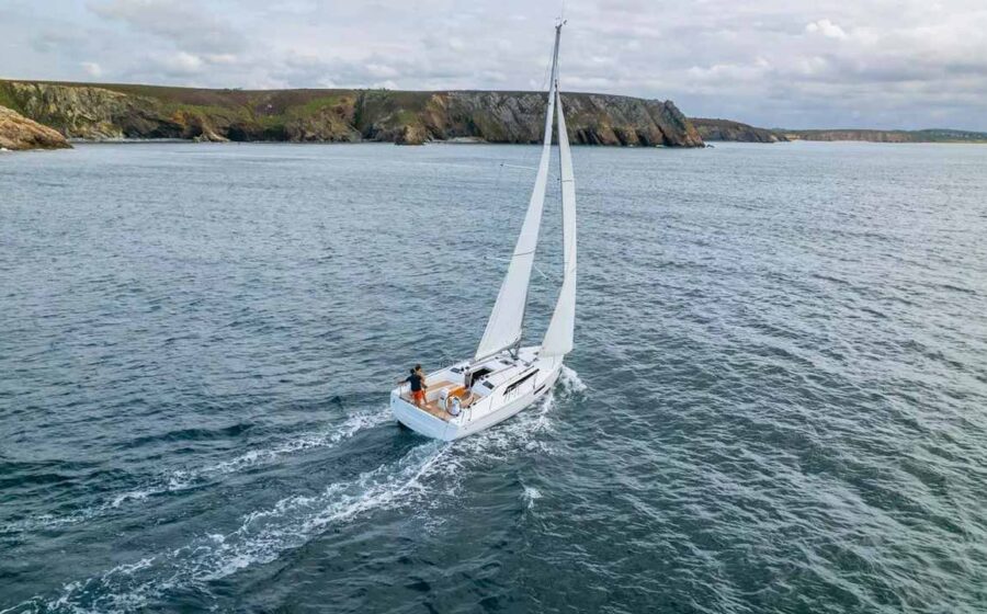 BENETEAU Oceanis 37.1 in navigazione vista dall’alto