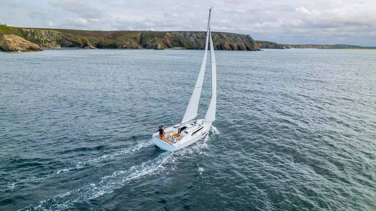 BENETEAU Oceanis 37.1 in navigazione vista dall’alto