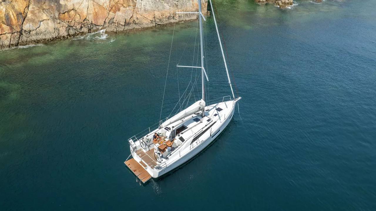 Coperta della BENETEAU Oceanis 37.1 all’ancora