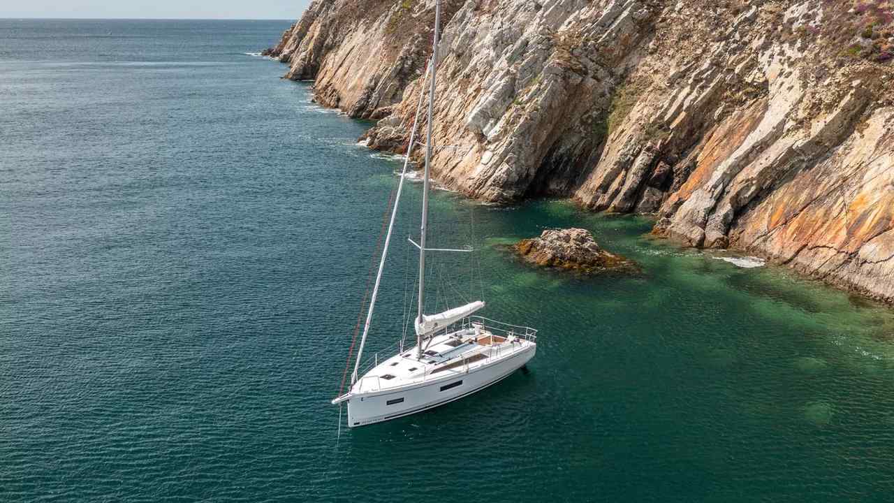 Oceanis 37.1 ormeggiata vicino alla costa