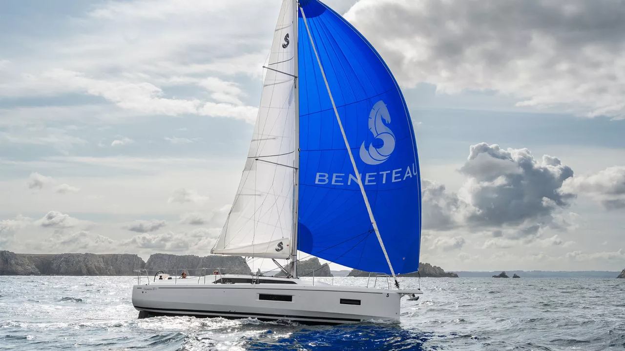 Oceanis 37.1 in navigazione con gennaker