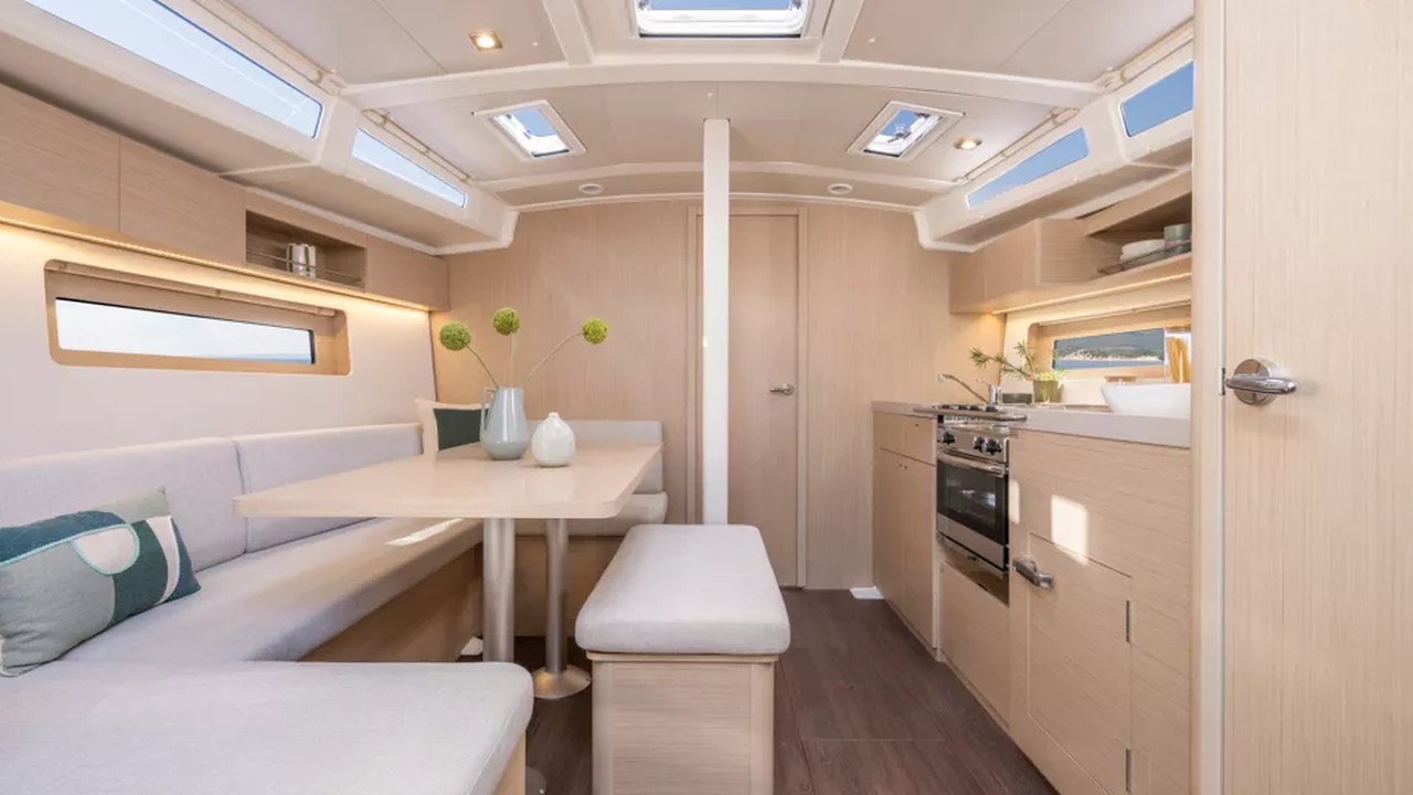 Dinette e cucina della Oceanis 37.1
