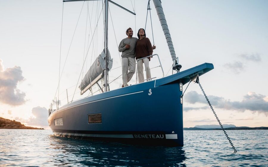 Beneteau Oceanis 47 vom Bug aus gesehen