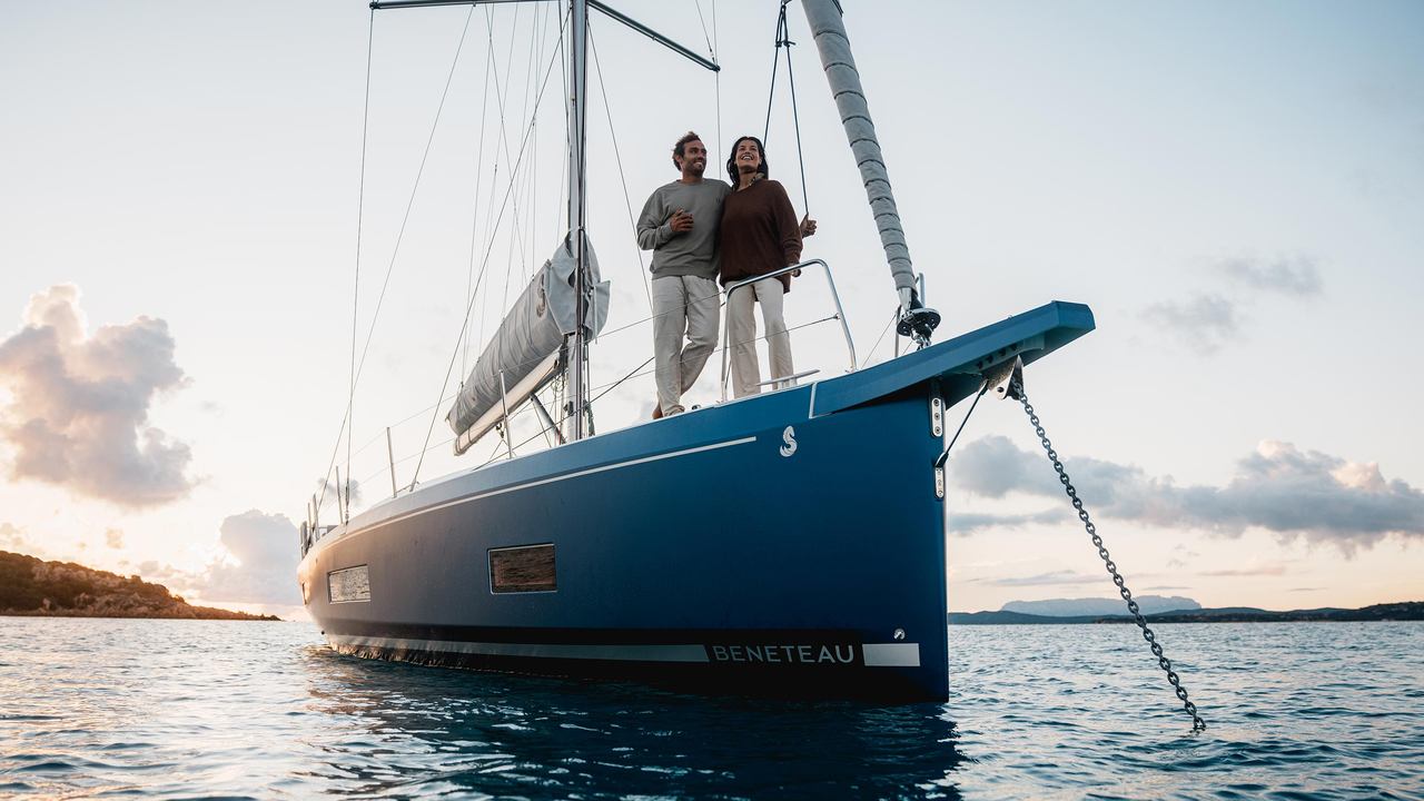 Beneteau Oceanis 47 vom Bug aus gesehen