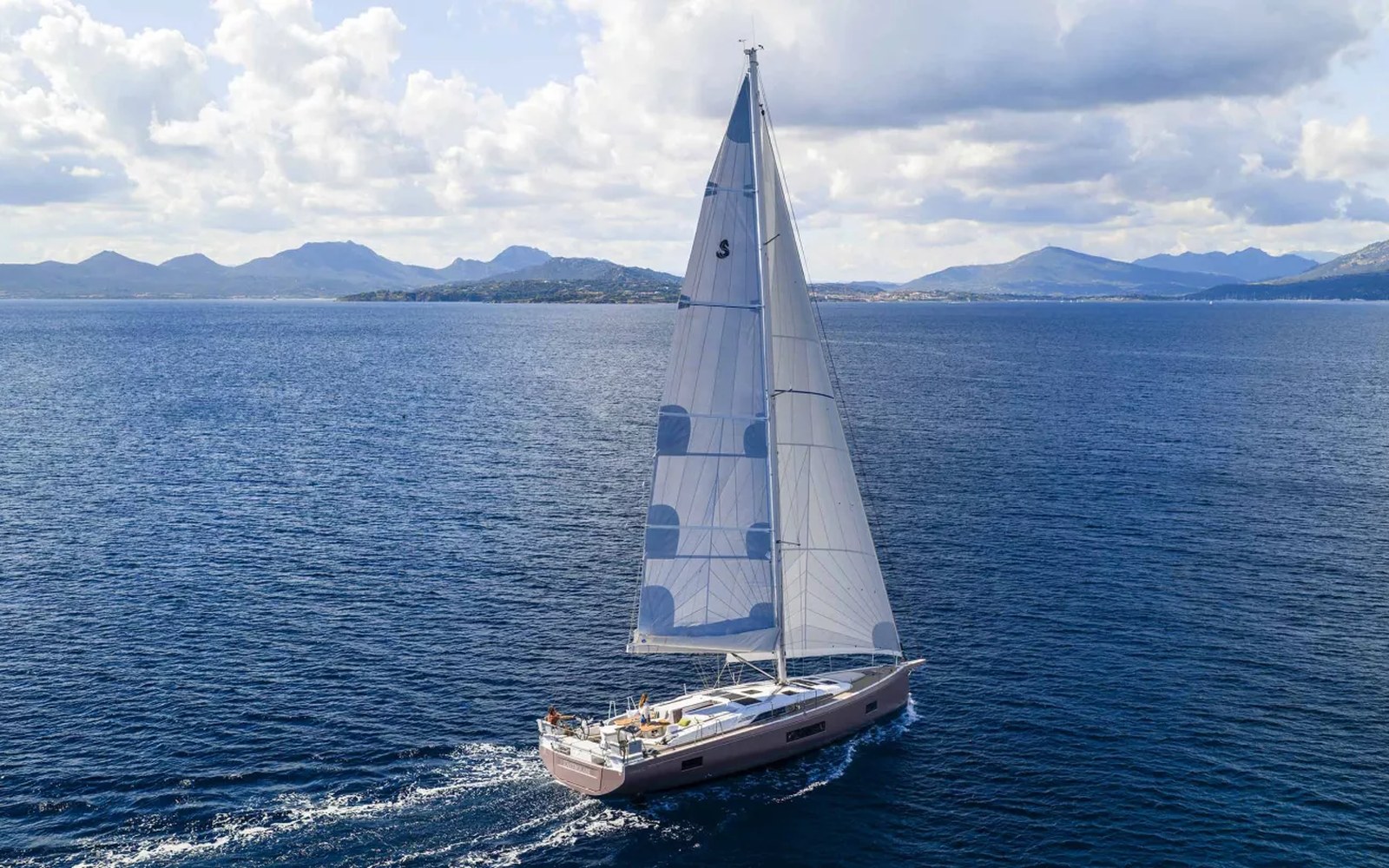 Beneteau Oceanis 52: 30% di pozzetto in più e una carena pensata per navigare: vista dinamica