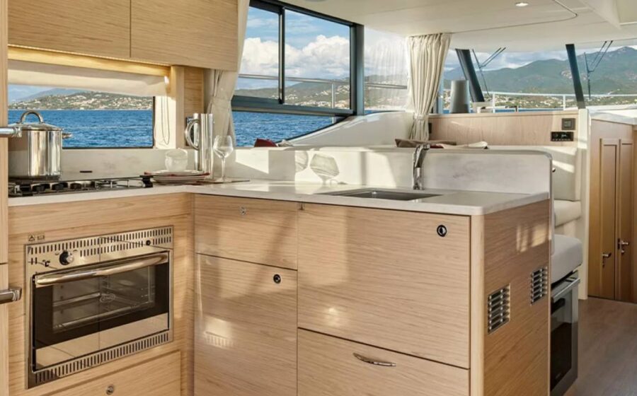 Cucina del Beneteau Swift Trawler 48
