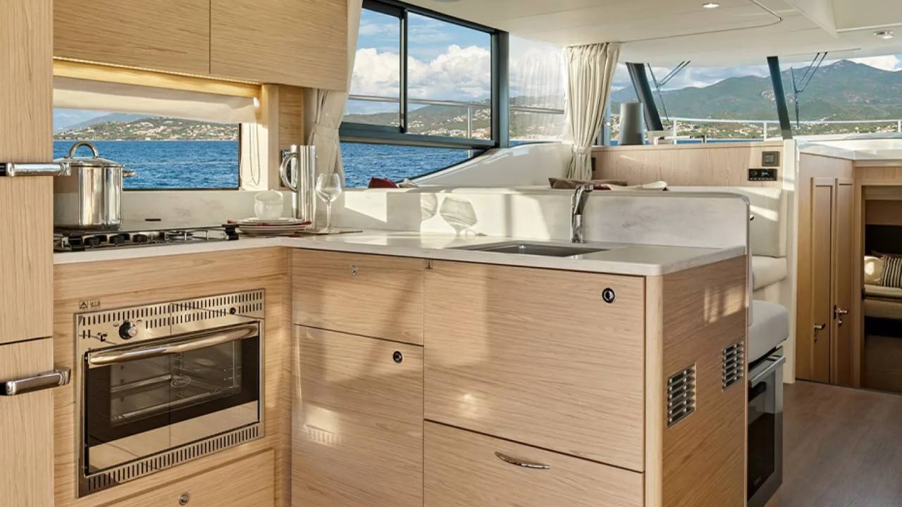 Cucina del Beneteau Swift Trawler 48