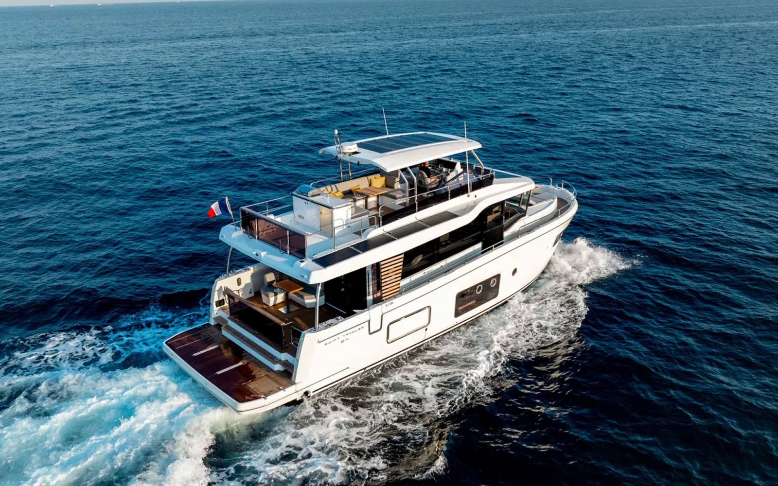 Beneteau Swift Trawler 54: passagemaker moderno con 3.440 litri di gasolio — dettaglio 1